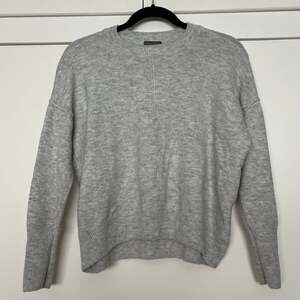 Vince Camuto Light Gray Crew Neck Raglan Sleeve Knit Sweater